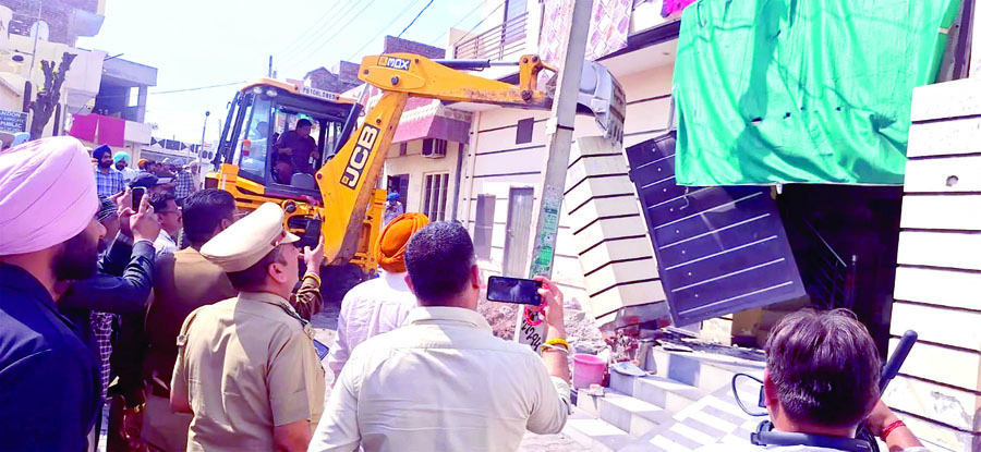 Yellow paw on the house of a drug smuggler lodged in jail in Payal.